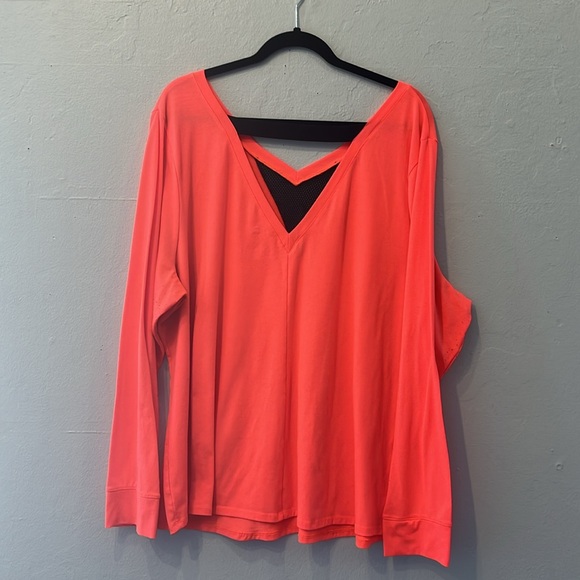 Plus size pink LB active top with mesh V-neck detail - Picture 2 of 4